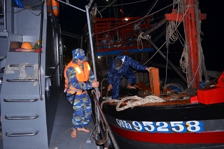 Lực lượng Bộ đội biên phòng đưa một tàu cá bị nạn của ngư dân Quảng Nam vào bờ