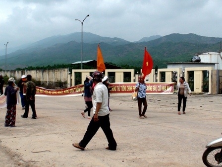 Các chủ nợ giăng băng rôn đòi nợ trước cổng nhà máy cồn Đại Tân ngày 17-18/3 vừa qua