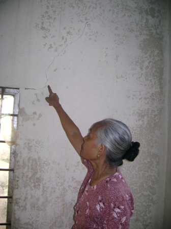 Nhà dân bị nứt do xe tải chở vật liệu công trình gây ra