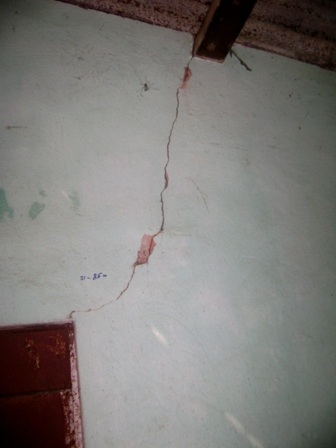 Hàng trăm nhà dân bị xe chạy công trình gây nứt