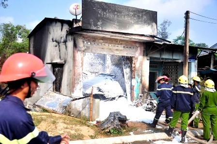 Lực lượng PCCC đang dập tắt đám cháy