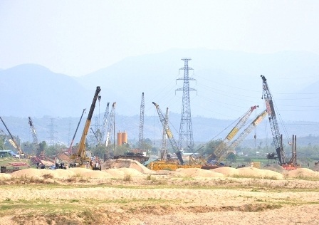 Do người dân chặn xe chở vật liệu vào nên công trình cầu Kỳ Lam cũng “đứng bánh”