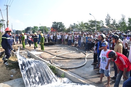 Rất đông người dân đã tập trung tại trước cửa hàng xảy ra hỏa hoạn