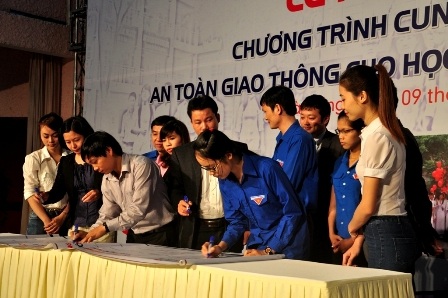 Các trường THPT ký cam kết hành động vì an toàn giao thông.