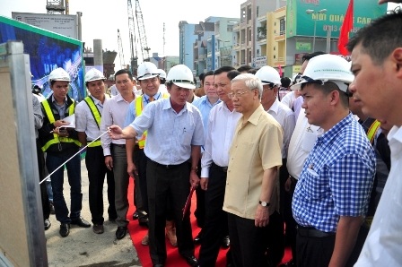 Tổng Bí thư nghe báo cáo về dự án nút giao thông khác mức ngã ba Huế