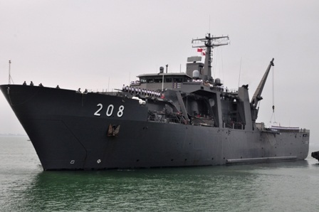 Tàu RSS Resolution tiến vào cảng Tiên Sa
