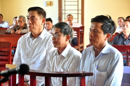 Các bị cáo (từ trái qua)