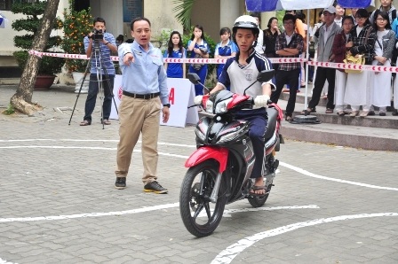 Các bạn học sinh thực hành lái xe an toàn