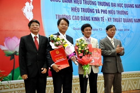 Lãnh đạo tỉnh Quảng Nam trao quyết định cho 2 ứng viên trúng tuyển trong kỳ thi.