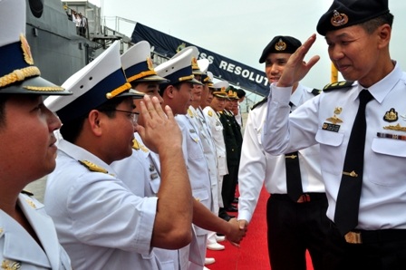 Lực lượng Hải quân hai nước chào xã giao