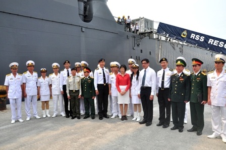 Hải quân hai nước Việt Nam và Singapore chụp hình lưu niệm.