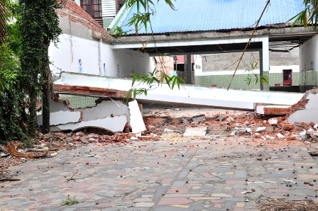 Tấm ô văng dài khoảng 7m rơi từ trên cao xuống đè nạn nhân