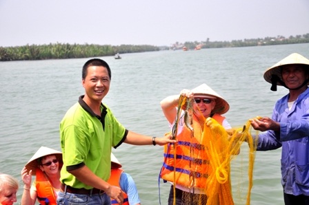 Du khách thích thú với chú cá dính lưới