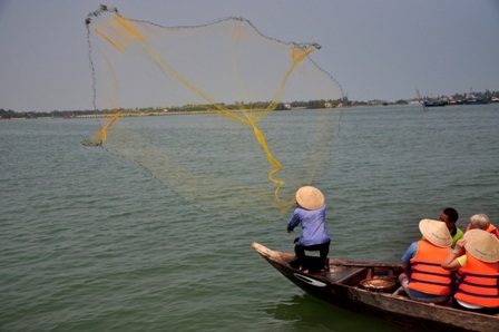 Du khách đang chăm chú theo dõi cách quăng chài của ngư dân