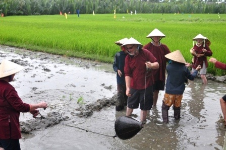 Khách Tây thích thú với tour “đi cày đi cấy” ở Hội An - 2 Đầu tiên là tát nước vào ruộng