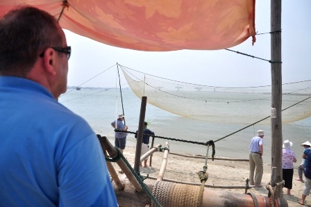 Ngoài chài lưới trên sông, du khách còn thực hiện công việc kéo rớ