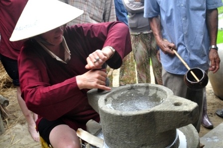 Khách Tây thích thú với tour “đi cày đi cấy” ở Hội An - 20 Có thể xay gạo làm bánh