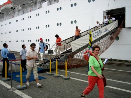 Du khách nước ngoài xuống tàu tại cảng Tiên Sa, Đà Nẵng