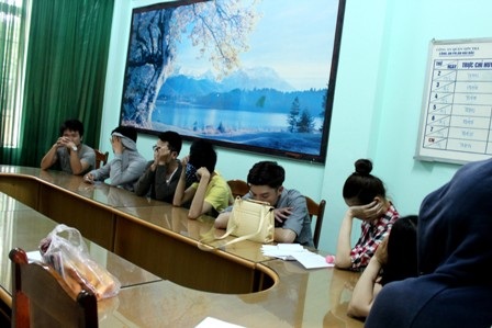 Nhóm thanh niên dùng ma túy cố thủ trong quán karaoke - 1 Các đối tượng tại trụ sở Công an phường