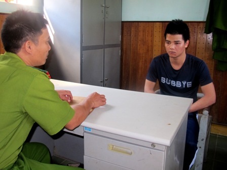 Giật xong dây chuyền, đạp nạn nhân rồi tiếp tục cướp bông tai - 1 Công an huyện Điện Bàn đang lấy lời khai của đối tượng Nguyễn Phi Hùng
