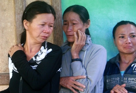 Bà con hàng xóm đến thăm tất cả đều bật khóc