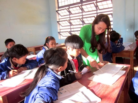 Giáo viên trẻ về vùng cao huyện Tây Giang, Quảng Nam dạy chữ cho các em