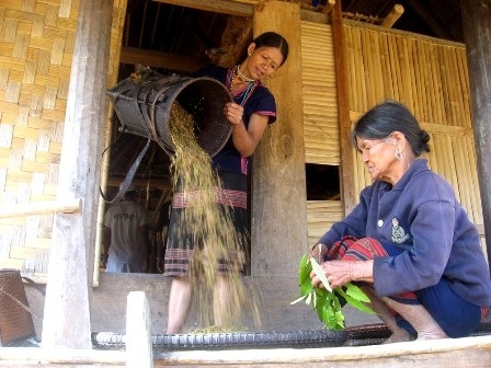 Phụ nữ Cơ tu làm giàu từ đôi tay và nghị lực - 3 Phụ nữ ở vùng cao Tây Giang, Quảng Nam cùng giúp nhau xóa đói, giảm nghèo