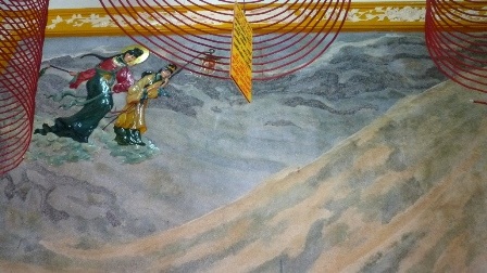 Trên trời là Thiên Hậu Thánh Mẫu độ trì cho con tàu tai qua, nạn khỏi đến nơi bình an