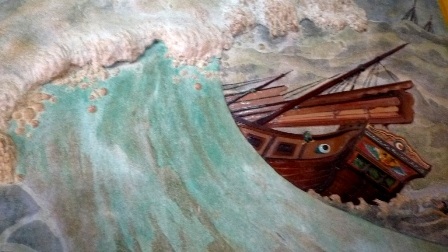 Một bức họa lớn vẽ một con thuyền vượt sóng dữ của người Hoa đưa họ đến xứ Đàng Trong