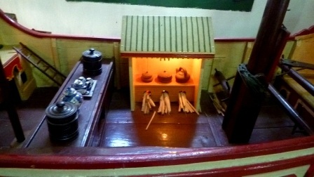 Bếp ăn, chỗ ở trên con tàu trông rất quy mô