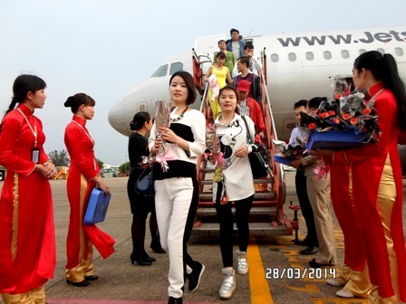 Hành khách từ Ma Cao xuống sân bay quốc tế Đà Nẵng