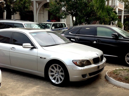 Tạm giữ thêm 2 xe ô tô hạng sang nghi nhập lậu