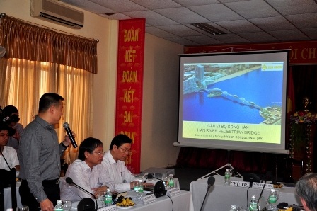 Đại diện nhà đầu tư trình bày phương án xây cầu