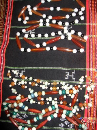 Thành công với mô hình du lịch gắn với bảo tồn văn hóa Cơ tu - 2 Sản phẩm thổ cẩm và cườm của đồng bào làm ra để bán cho du khách