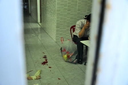 Tại hiện trường vụ án, công an đang lấy lời khai những người chứng kiến