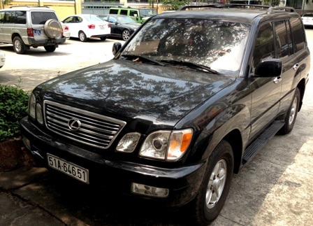 2 xe ô tô hạng sang đang bị tạm giữ