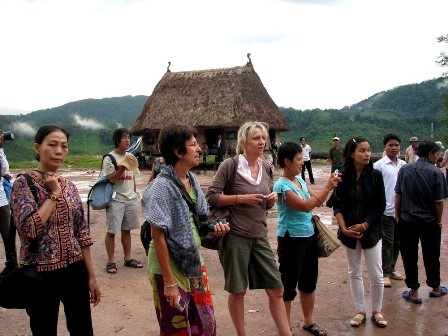 Thành công với mô hình du lịch gắn với bảo tồn văn hóa Cơ tu - 3 Du khách nước ngoài tham quan một ngôi làng của đồng bào Cơ tu