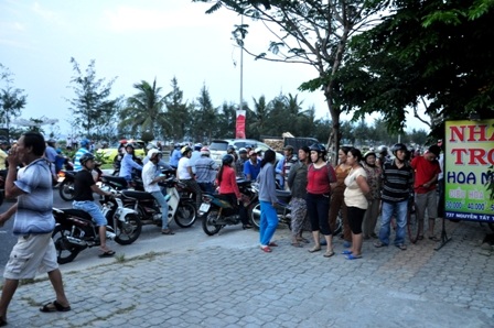 Rất đông người dân hiếu kì đến xem vụ án