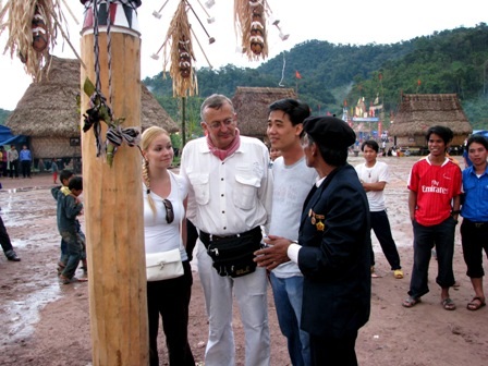 Thành công với mô hình du lịch gắn với bảo tồn văn hóa Cơ tu - 4 Khách nước ngoài tìm hiểu về phong tục đâm trâu mừng lúa mới của đồng bào