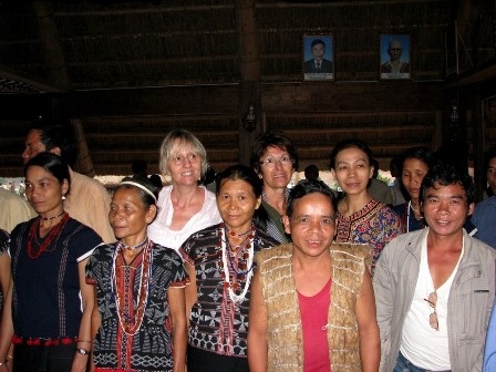 Thành công với mô hình du lịch gắn với bảo tồn văn hóa Cơ tu - 5 Khách nước ngoài chụp ảnh lưu niệm với đồng bào tại Gươl