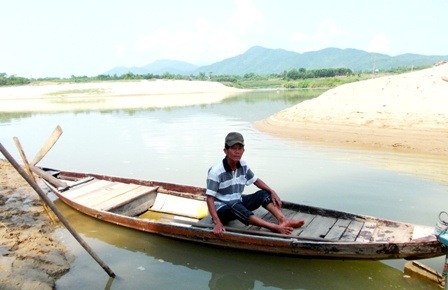 Chiếc ghe cha con ông Tý dùng để cứu học sinh đuối nước