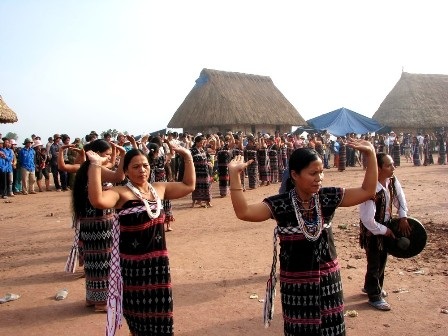 Thành công với mô hình du lịch gắn với bảo tồn văn hóa Cơ tu - 6 Điệu múa tung tung za zá của phụ nữ Cơ tu trong ngày mừng lúa mới