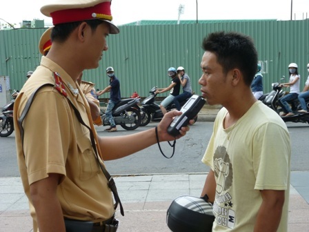 Kiểm soát lái xe sử dụng chất ma túy, rượu bia - 1 CSGT Công an TP Đà Nẵng tăng cường kiểm tra nồng độ cồn của người đi xe máy nhằm hạn chế TNGT