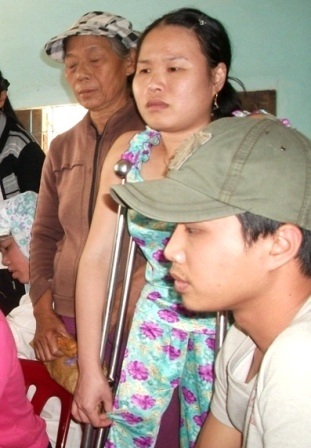 Chị Bùi Thị Lệ (người chống nạn) cũng tích cóp được hơn 7 triệu đồng góp hụi, giờ trắng tay