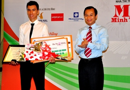 Ông Nguyễn Xuân Anh (phải), Phó Bí thư Thành ủy Đà Nẵng trao giải Nhất cho tác giả Đoàn Hải Tú