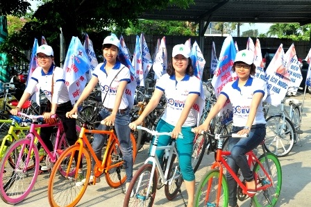 Các bạn nữ đoàn viên Thanh niên nhiệt tình hưởng ứng