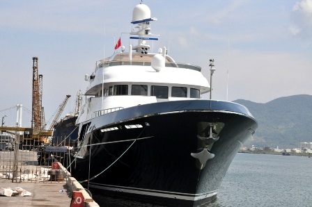 Siêu du thuyền Dorothea III đang đậu trên sông Hàn