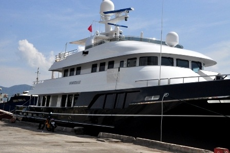 Bên cạnh siêu du thuyền Dorothea III là du thuyền nhỏ dùng để dạo chơi trên sông khi có sóng êm.