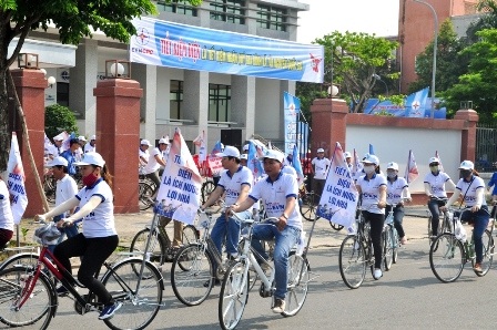 300 thanh niên đạp xe trên các tuyến đường chính của thành phố Đà Nẵng.