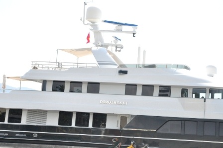 Bên cạnh siêu du thuyền Dorothea III là du thuyền nhỏ dùng để dạo chơi trên sông khi có sóng êm.